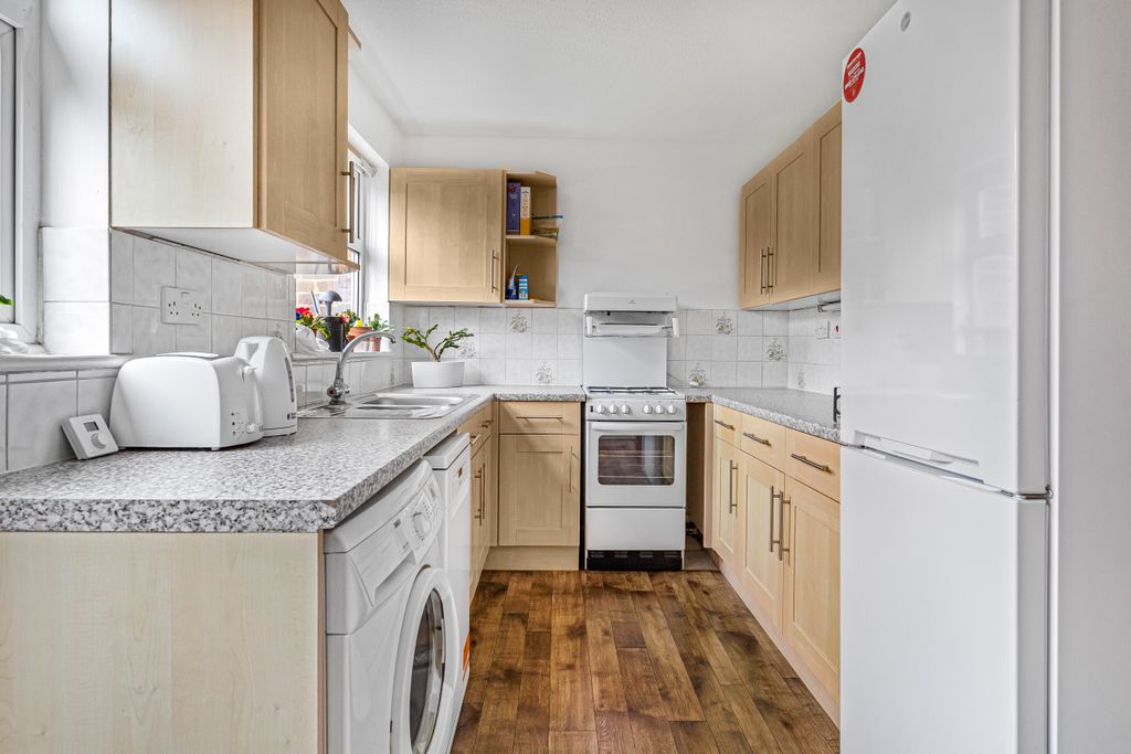 Property photo 3 of 14 Almond Ave (7)