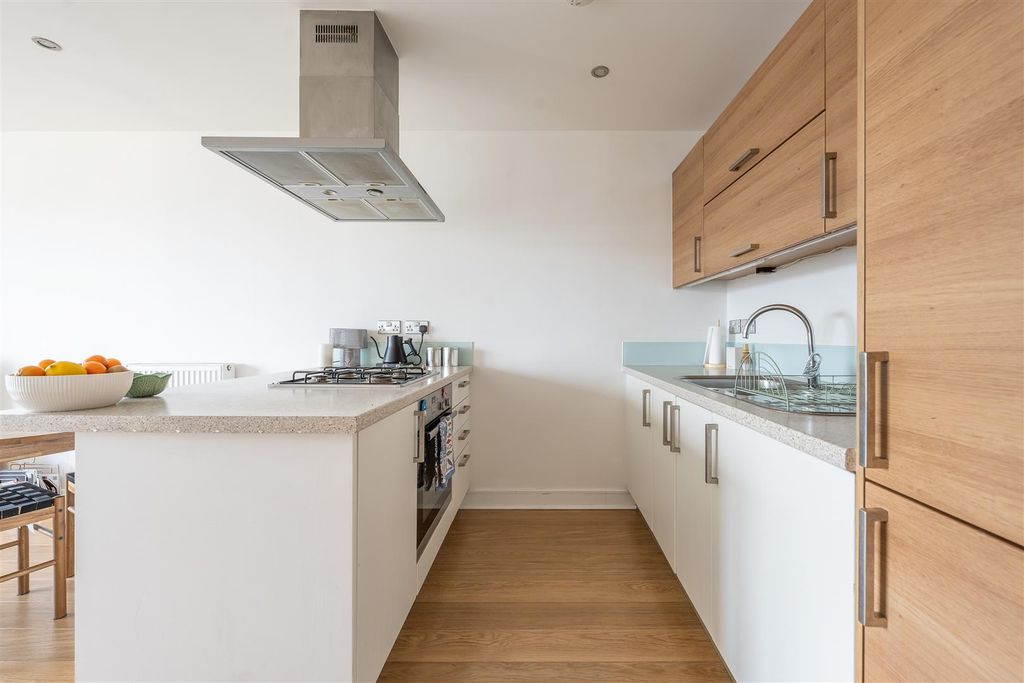 Property photo 3 of 14 Thomas Jacomb Place E17