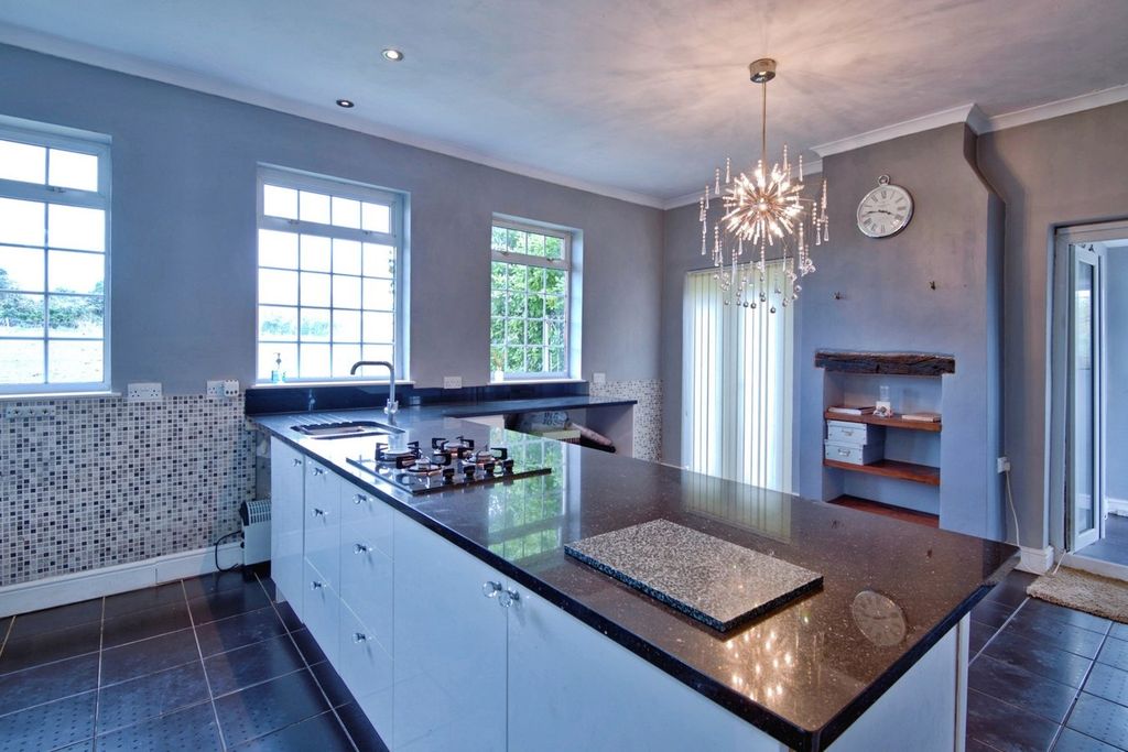 Property photo 3 of 32