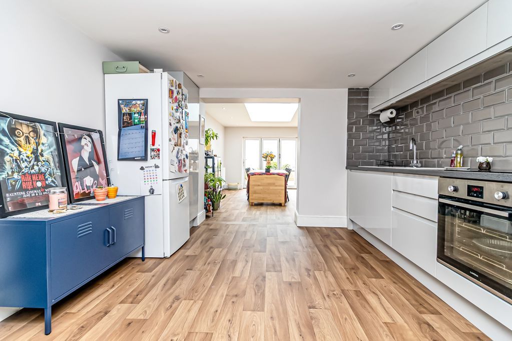 Property photo 2 of 27 .