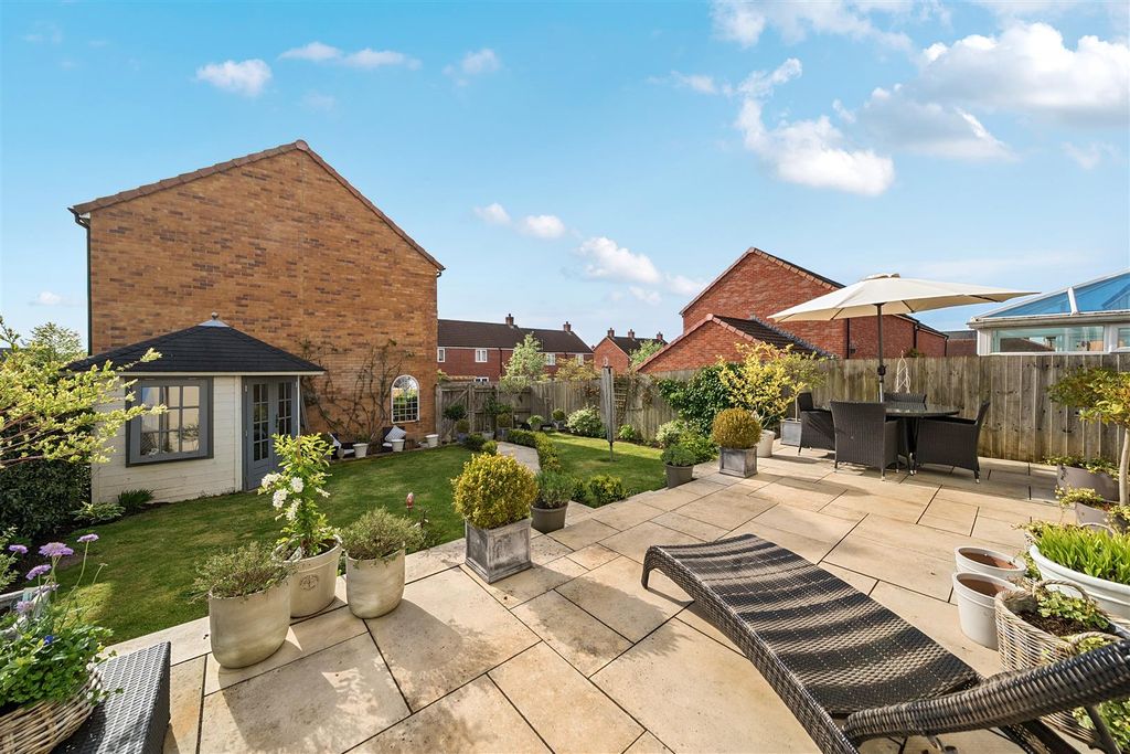 Property photo 2 of 18 Garden