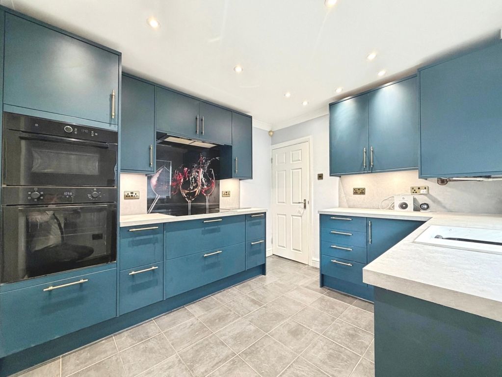 Property photo 3 of 17 Kitchen