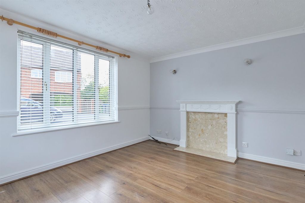 Property photo 2 of 7 Regency Court_3.Jpg