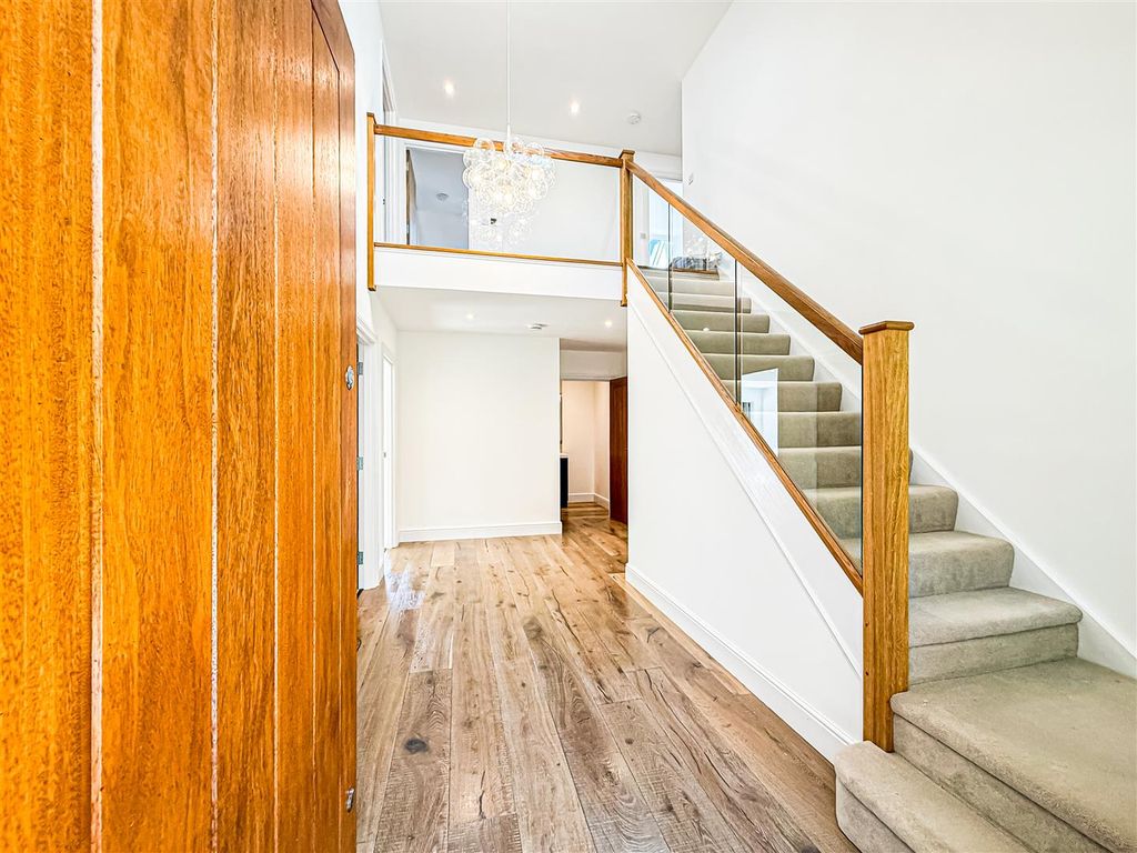 Property photo 3 of 36 Entrance Hall