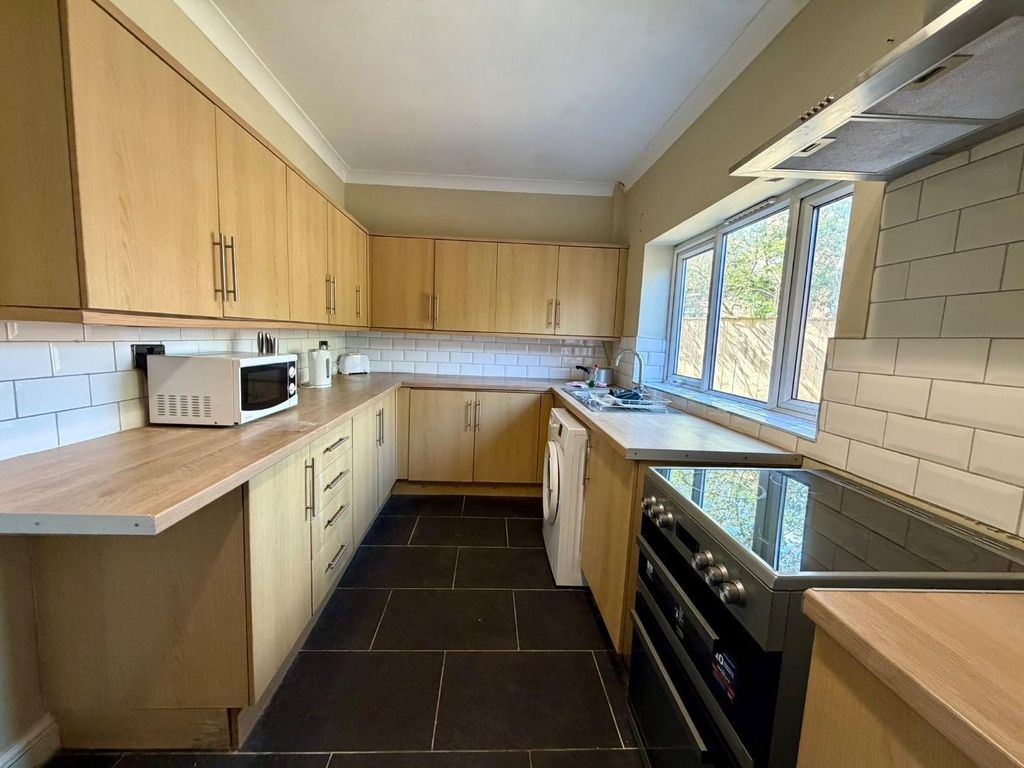 Property photo 2 of 7 Kitchen