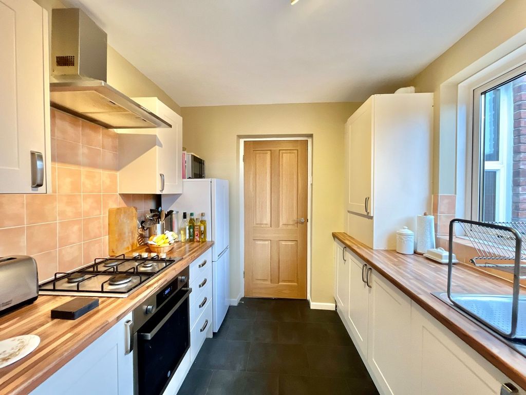 Property photo 3 of 10 Kitchen