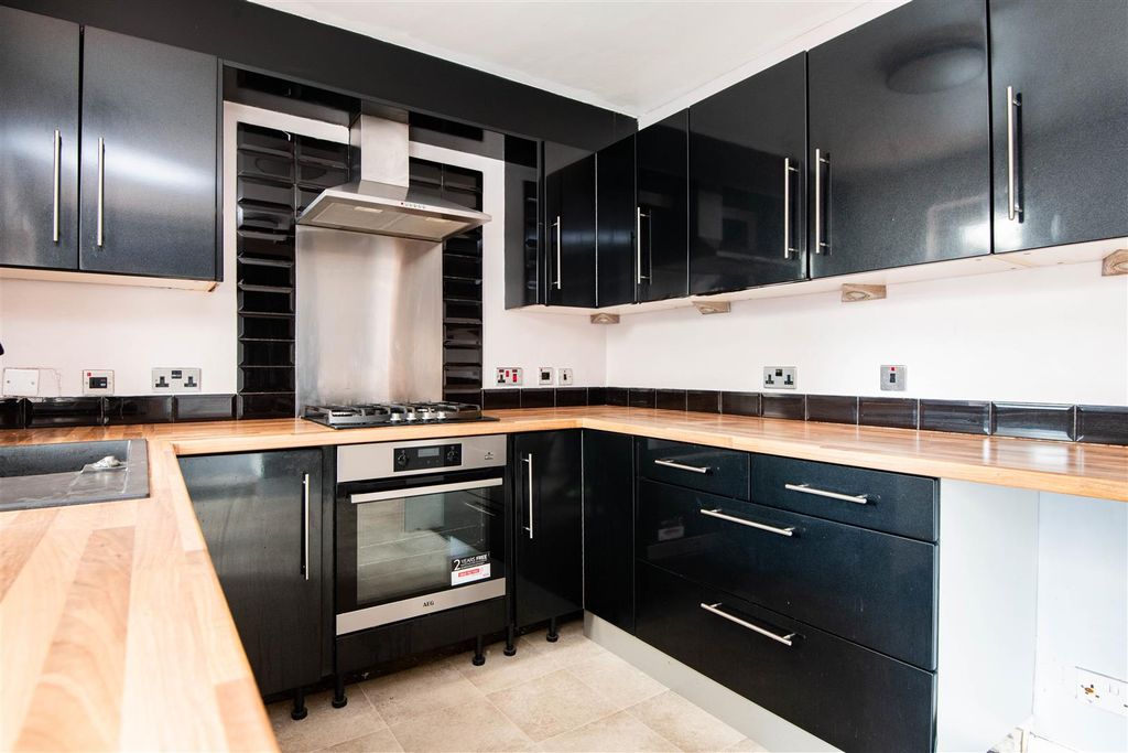 Property photo 3 of 17 Kitchen