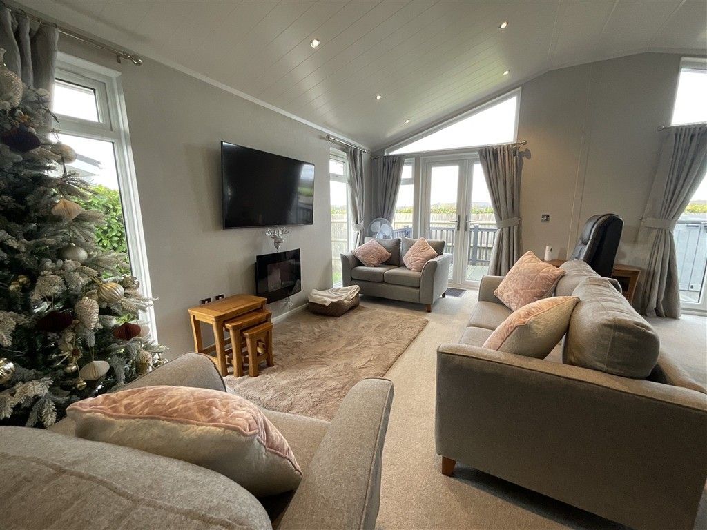 Property photo 2 of 9 Lounge