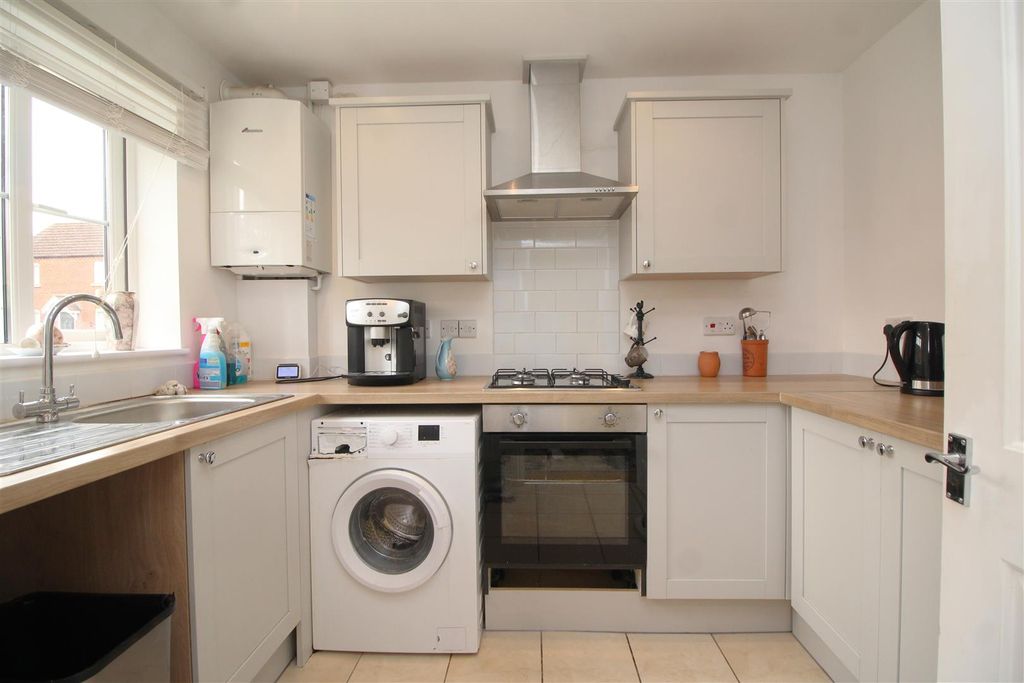 Property photo 2 of 18 Kitchen 3.Jpg