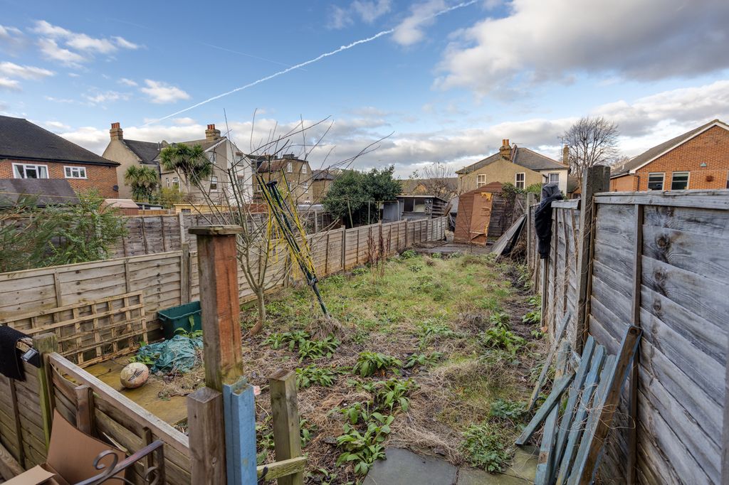 Property photo 2 of 8 8 Falcourt Close, Sutton, Surrey, Sm1 2Rq