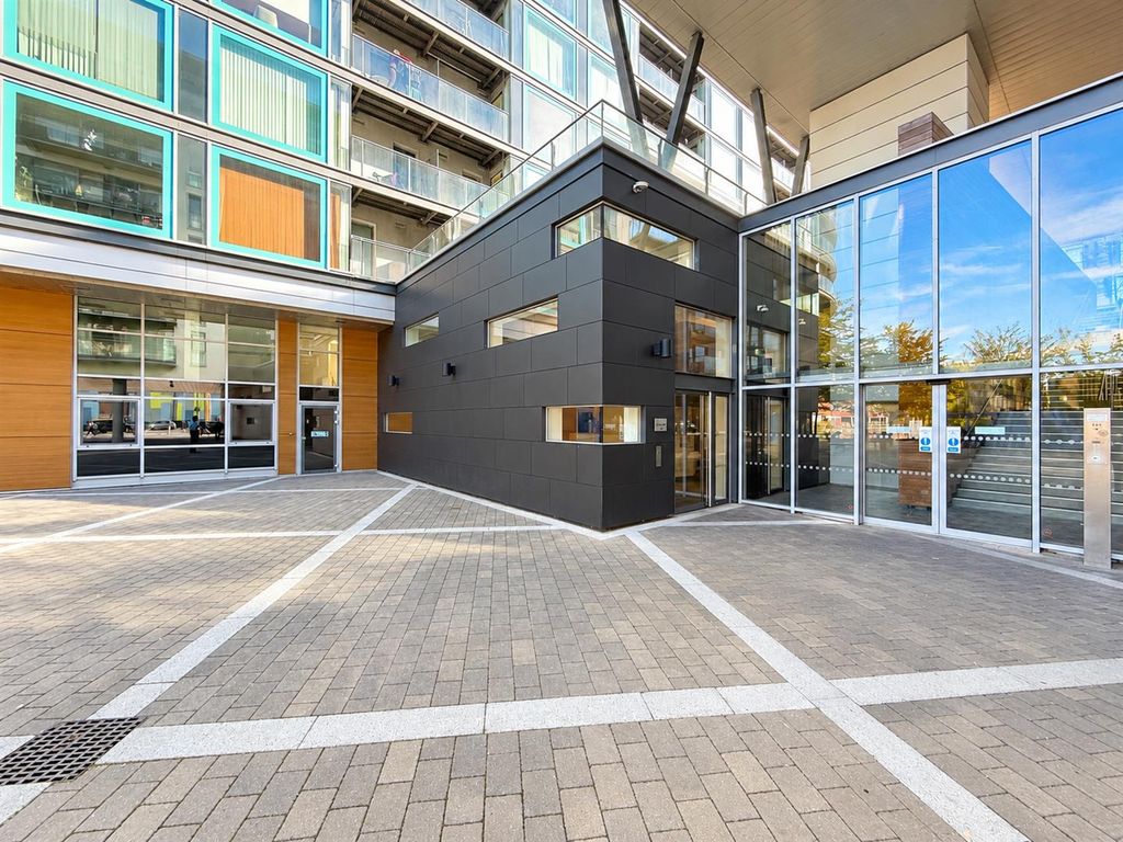 Property photo 1 of 10 Modern Courtyard Entrance Architecture.Png
