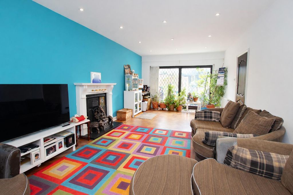 Property photo 2 of 16 Lounge B.Jpg