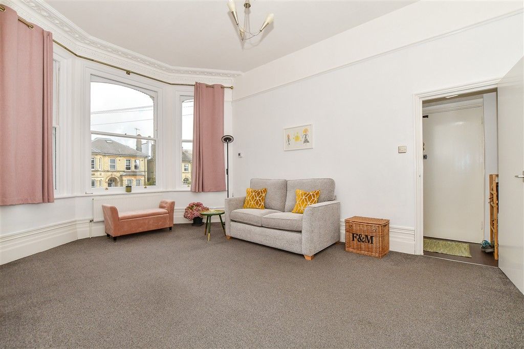 Property photo 3 of 11 Lounge/ Bedroom