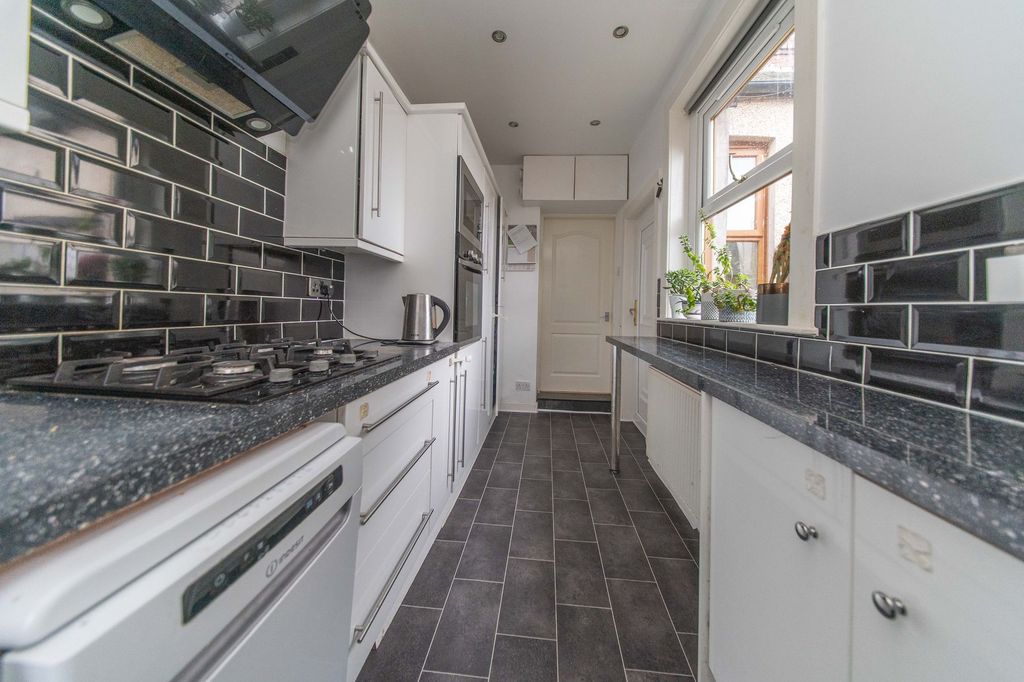 Property photo 3 of 18 Kitchen