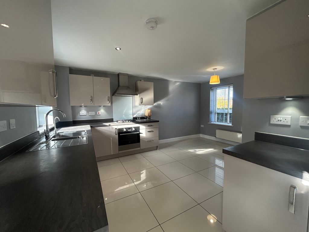 Property photo 3 of 18 Kitchen