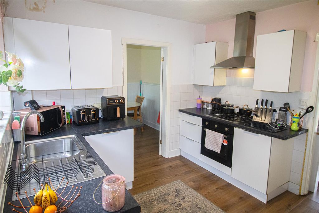 Property photo 3 of 9 Kitchen