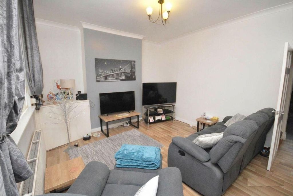 Property photo 2 of 14 Ambler Room.Jpg