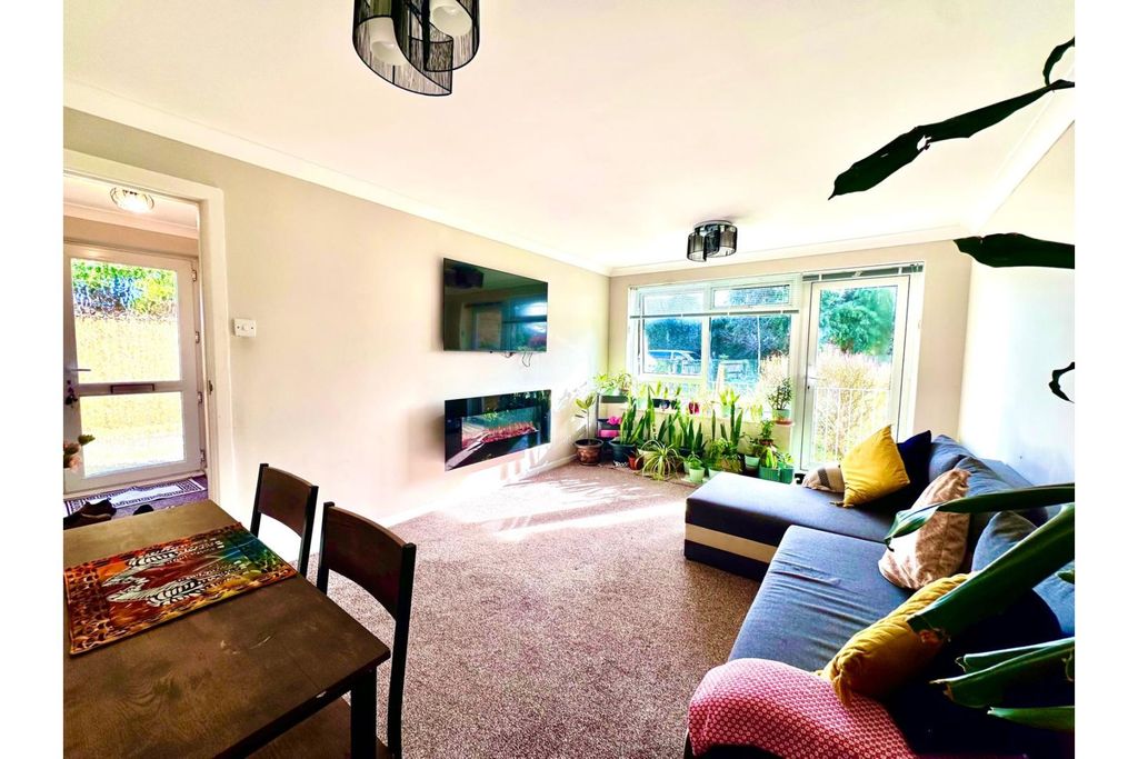 Property photo 2 of 14 Lounge