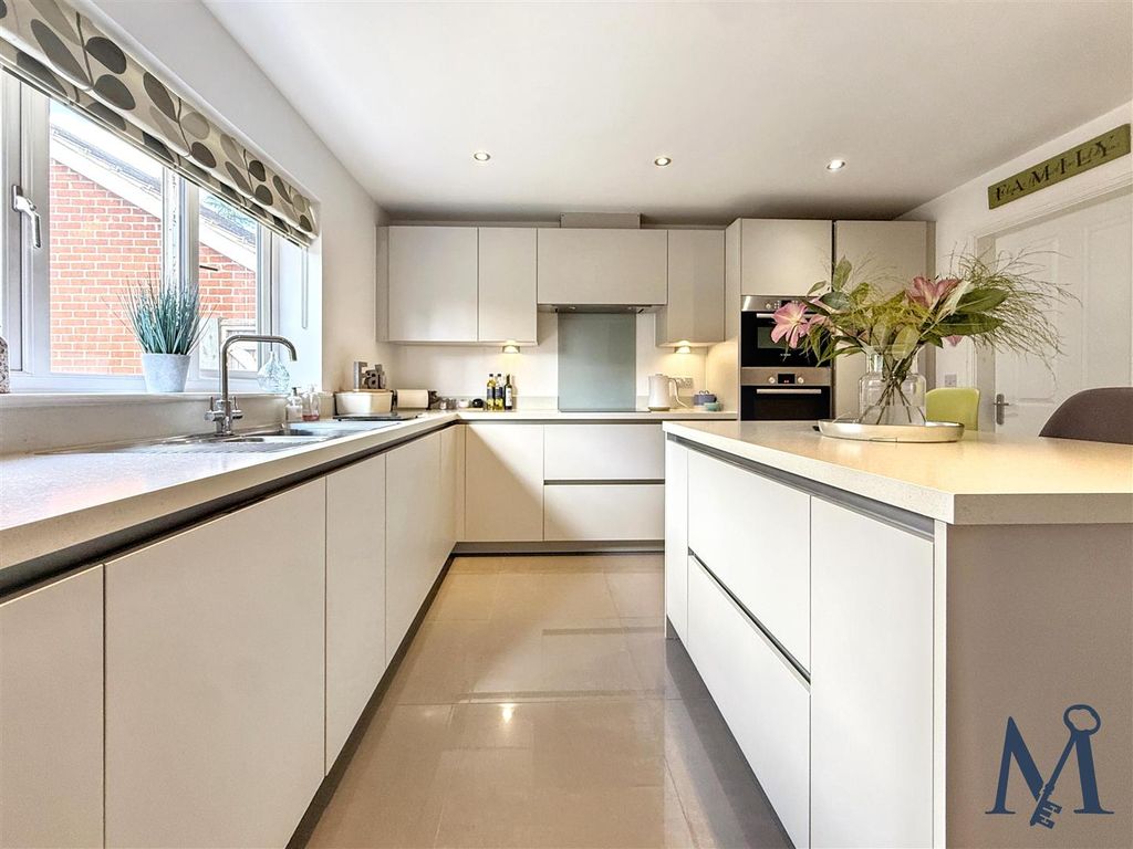 Property photo 3 of 30 Dining Kitchen