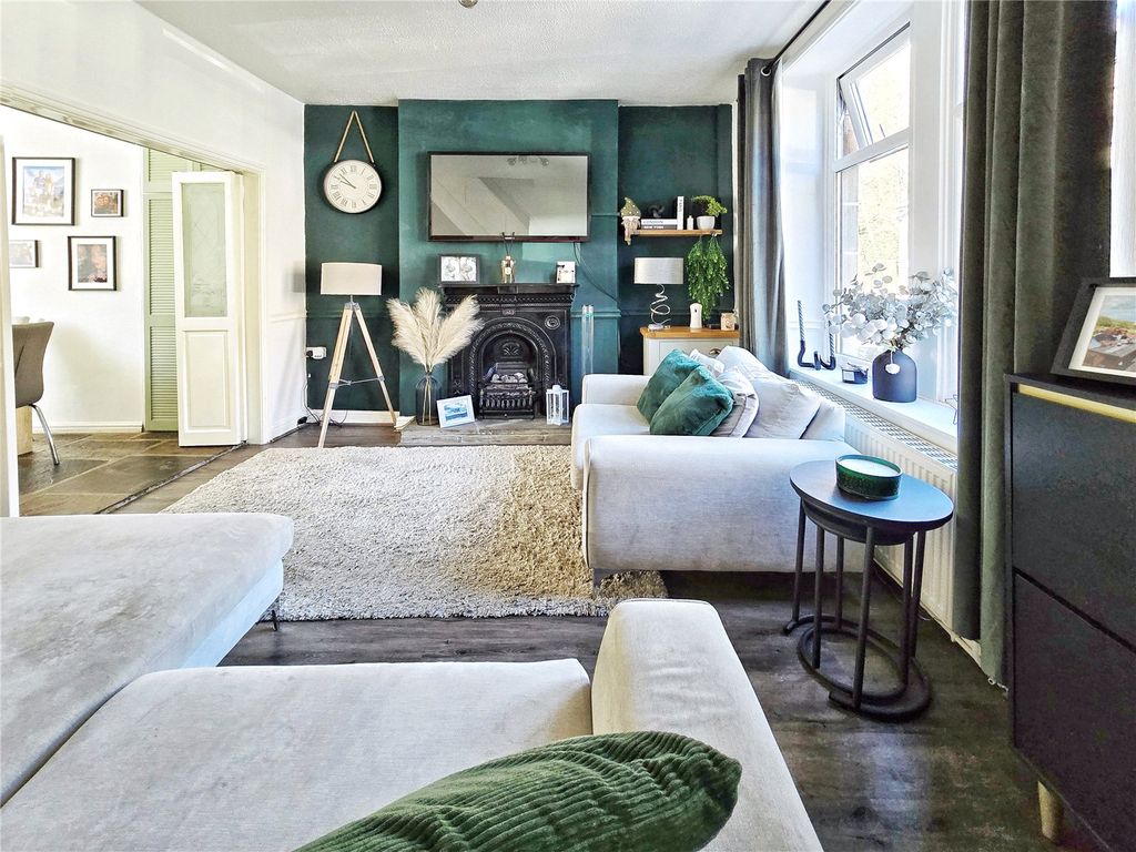 Property photo 2 of 19 Lounge