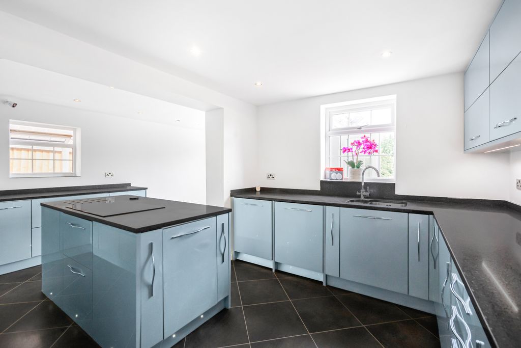 Property photo 2 of 20 2484988
