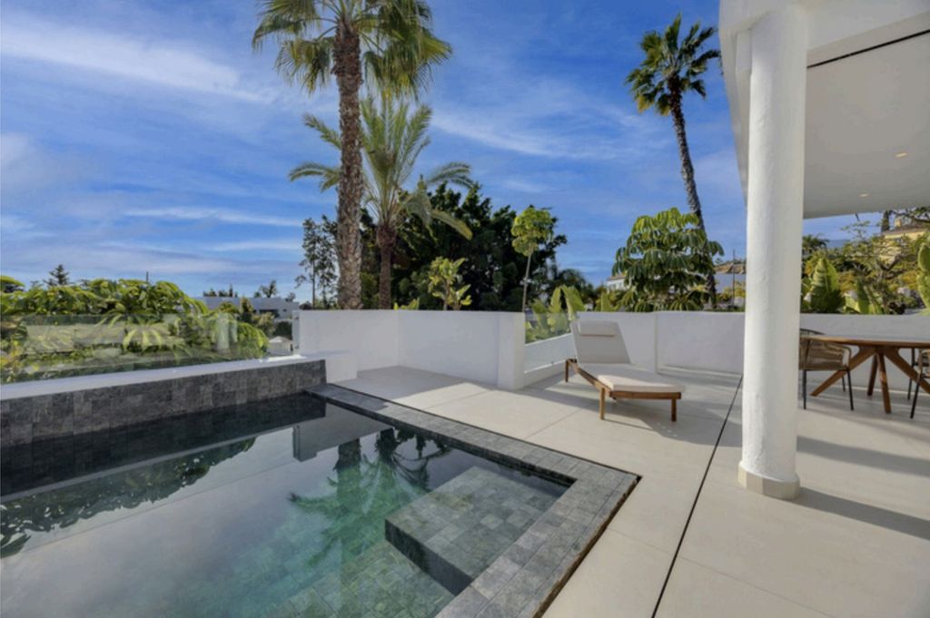 Property photo 1 of 32