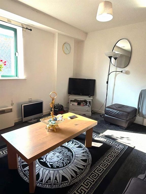 Property photo 2 of 5 6 Comps Lounge.Jpg