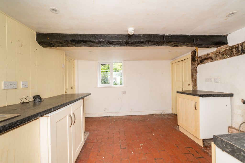 Property photo 3 of 18 Kitchen