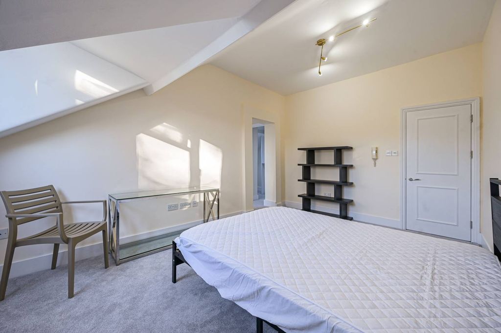 Property photo 3 of 28