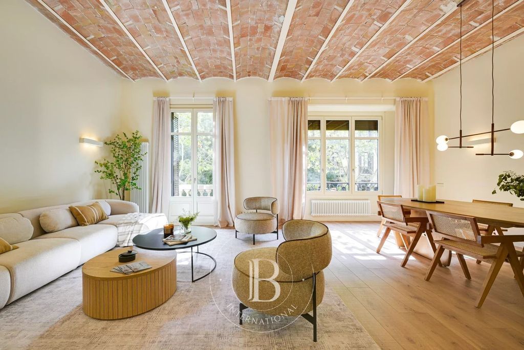 Property photo 1 of 46 Elegant Renovated Apartment With Contemporary Design In Eixample