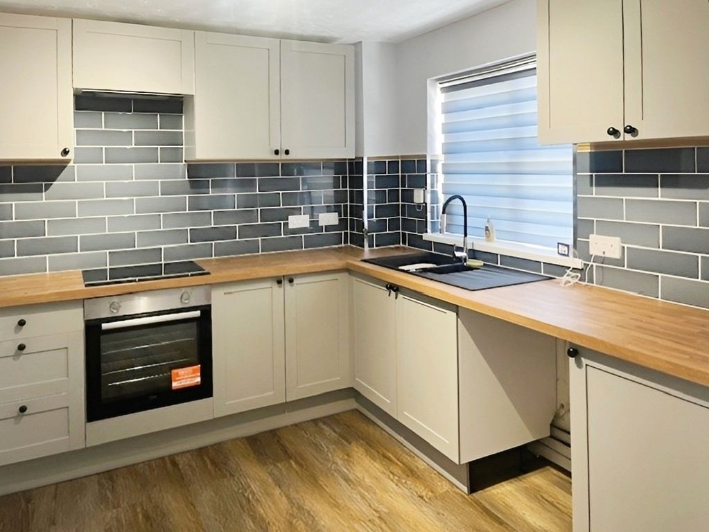 Property photo 3 of 7 Kitchen