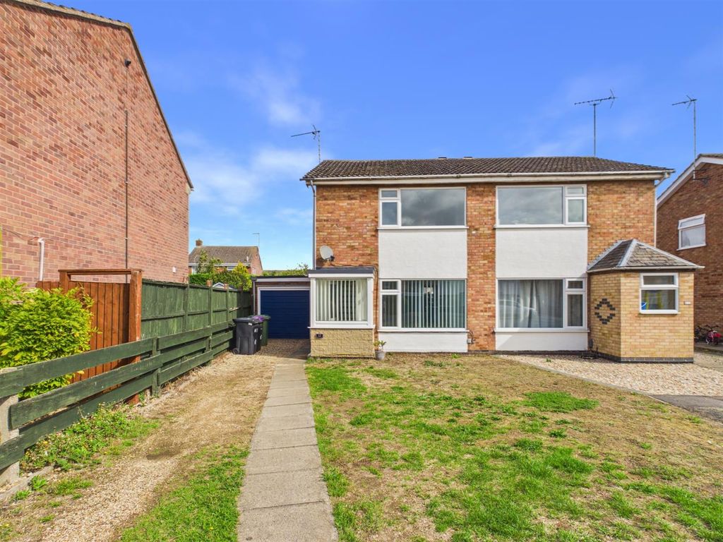 Property photo 1 of 10 Troon Close, Stamford