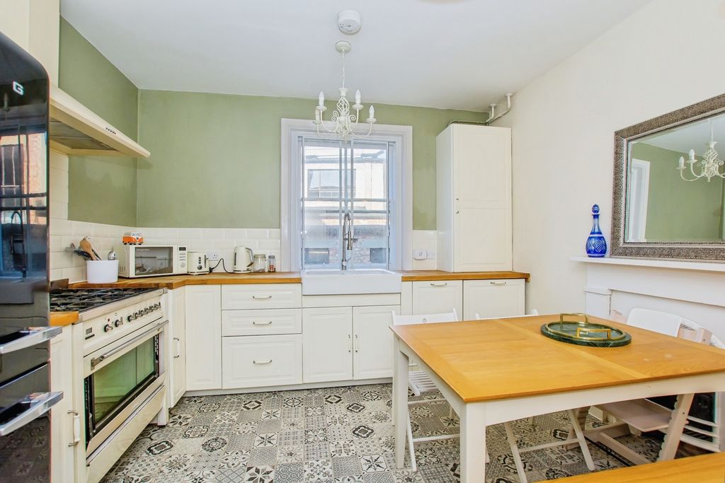 Property photo 2 of 10 Kitchen