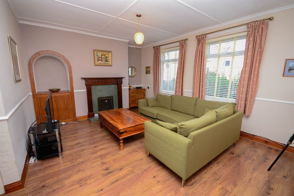 Property photo 2 of 17 Lounge