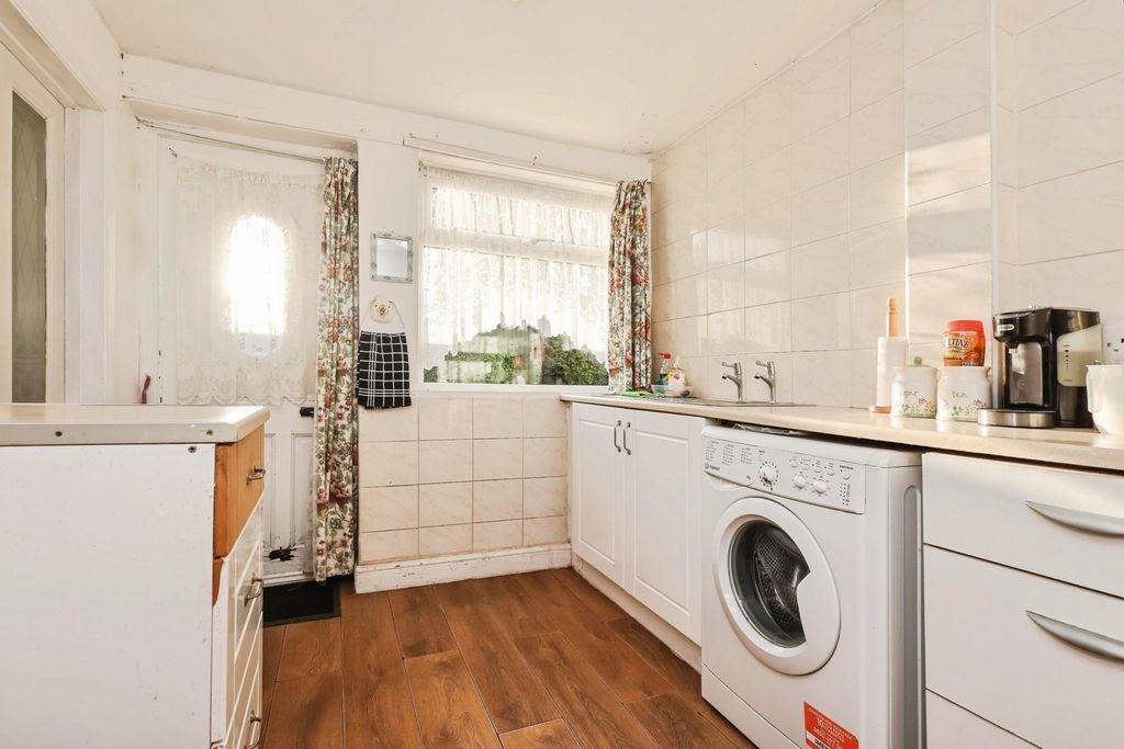 Property photo 3 of 17 Kitchen