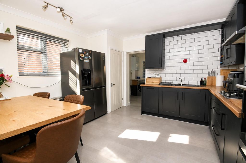 Property photo 2 of 22 65Fd7c15-0712-4d5B-8150-05Bd9Ccfea3B.Png