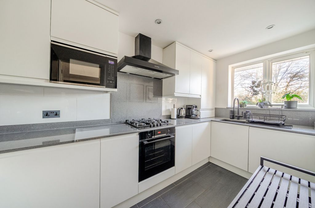 Property photo 2 of 15 1395250-5-695Ba1E...