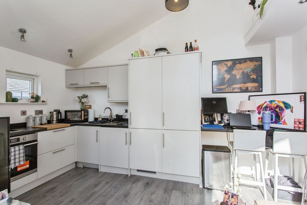 Property photo 3 of 10 Kitchen