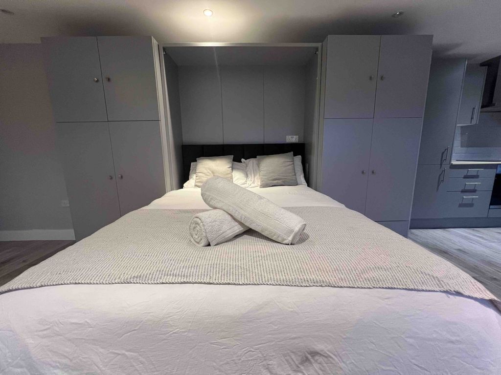 Property photo 2 of 10 Bedroom