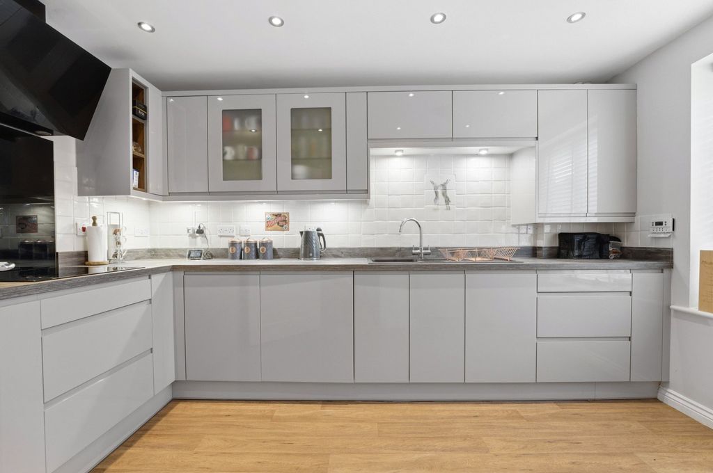 Property photo 2 of 14 Picture No. 20