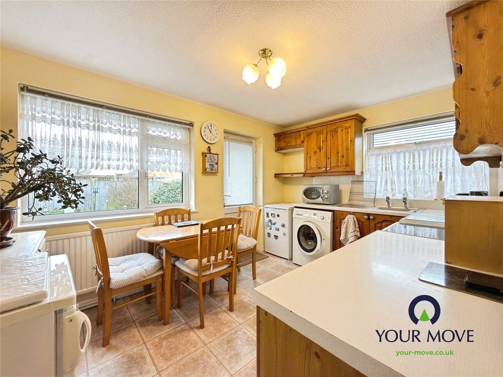 Property photo 3 of 8 Kitchen