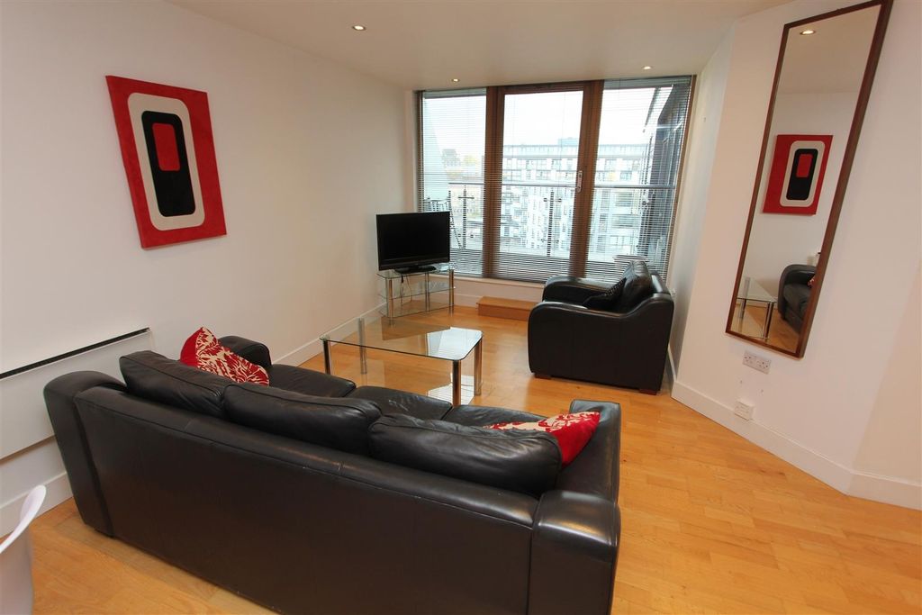 Property photo 3 of 11 Bright Living Room With Floor-To-Ceiling Windows...
