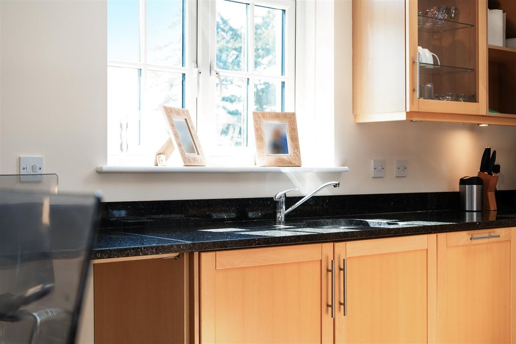 Additional image 6 of 2 bed flat for saleFlanchford Road, Reigate RH2