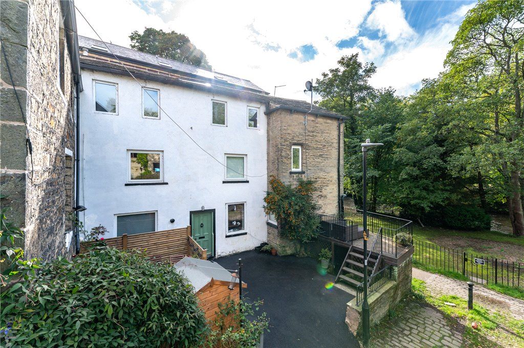 Property photo 3 of 27 Setting