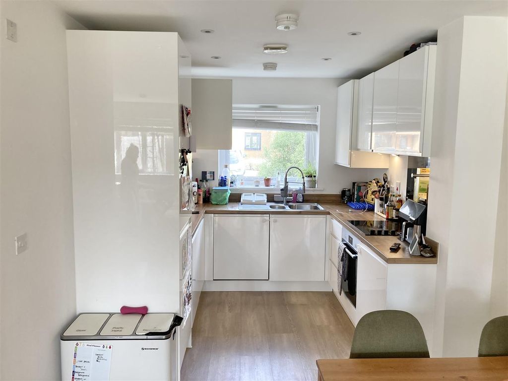 Property photo 3 of 8 Kitchen