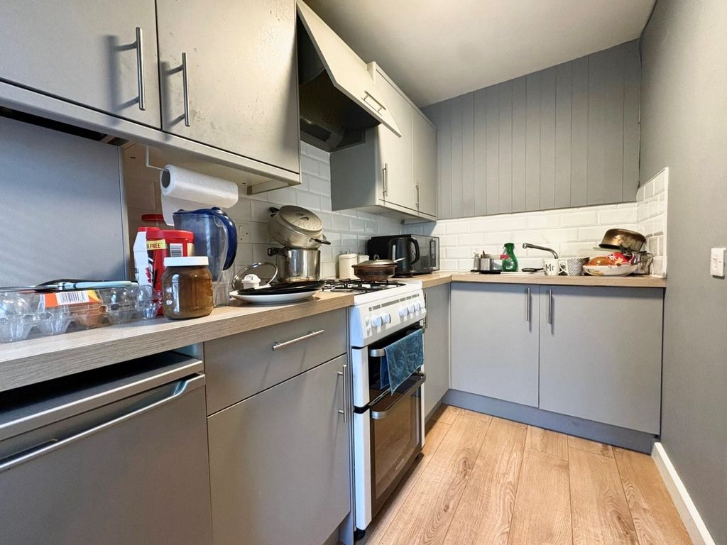 Property photo 3 of 7 Kitchen
