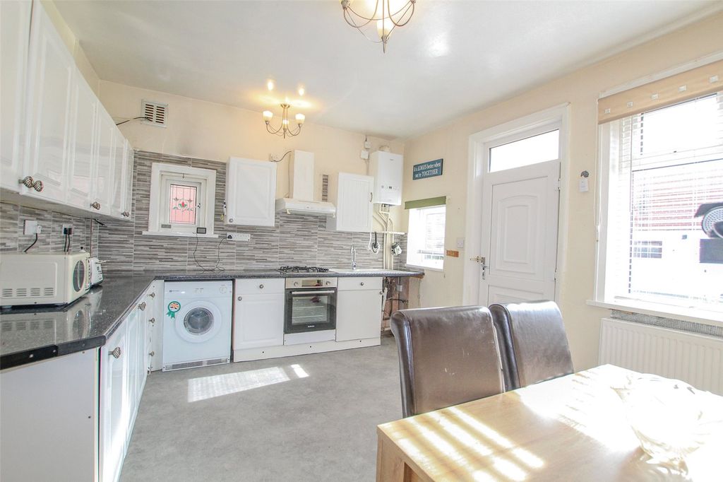 Property photo 3 of 17 Kitchen