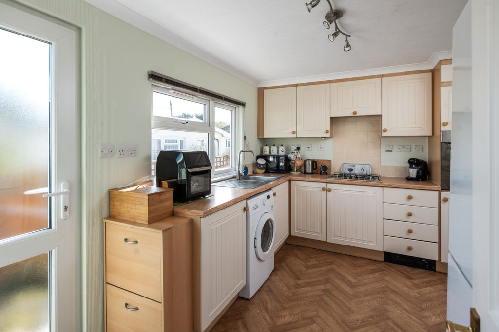 Property photo 3 of 19 Kitchen