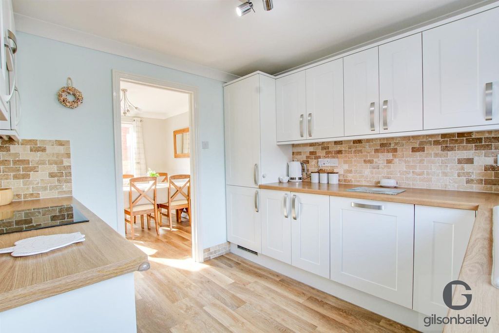 Property photo 2 of 10 25 Pym Close Kitchen 2