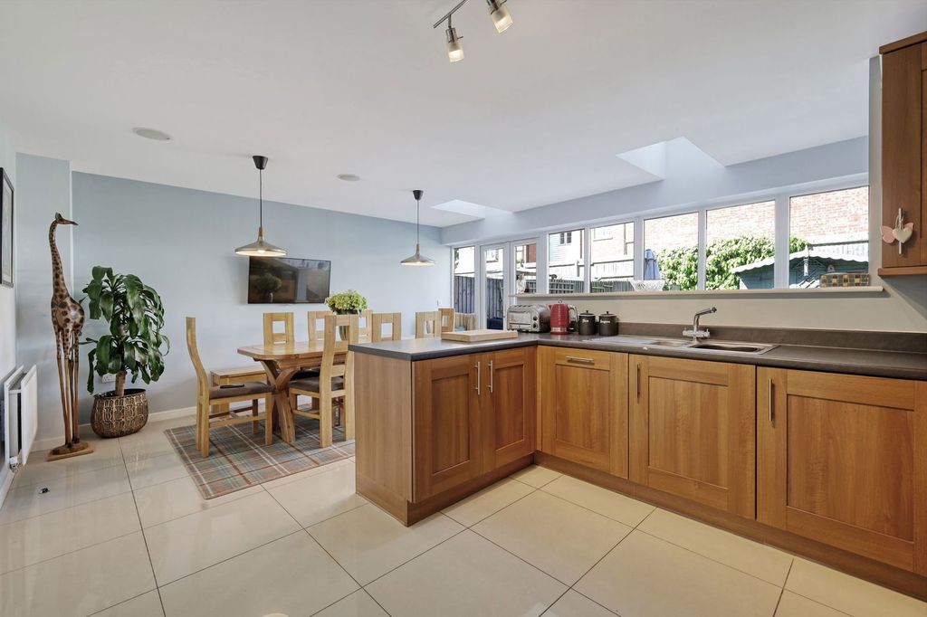 Property photo 2 of 34